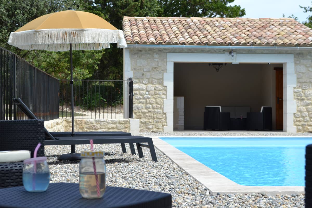 Détente au bord de la piscine de La Romagnolette