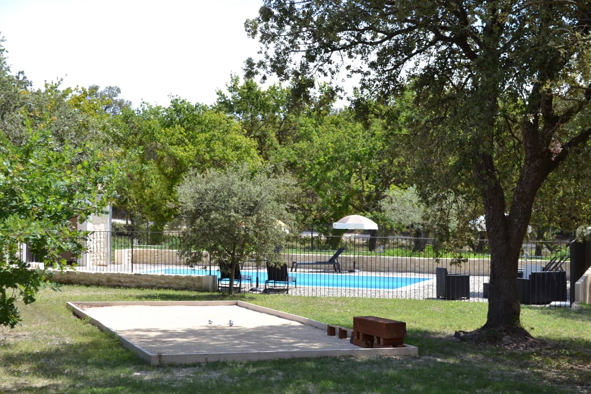 Piscine et terrain de pétanque