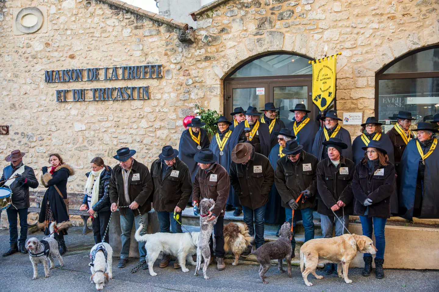 Confrérie du Diamant Noir devant la Maison de la Truffe