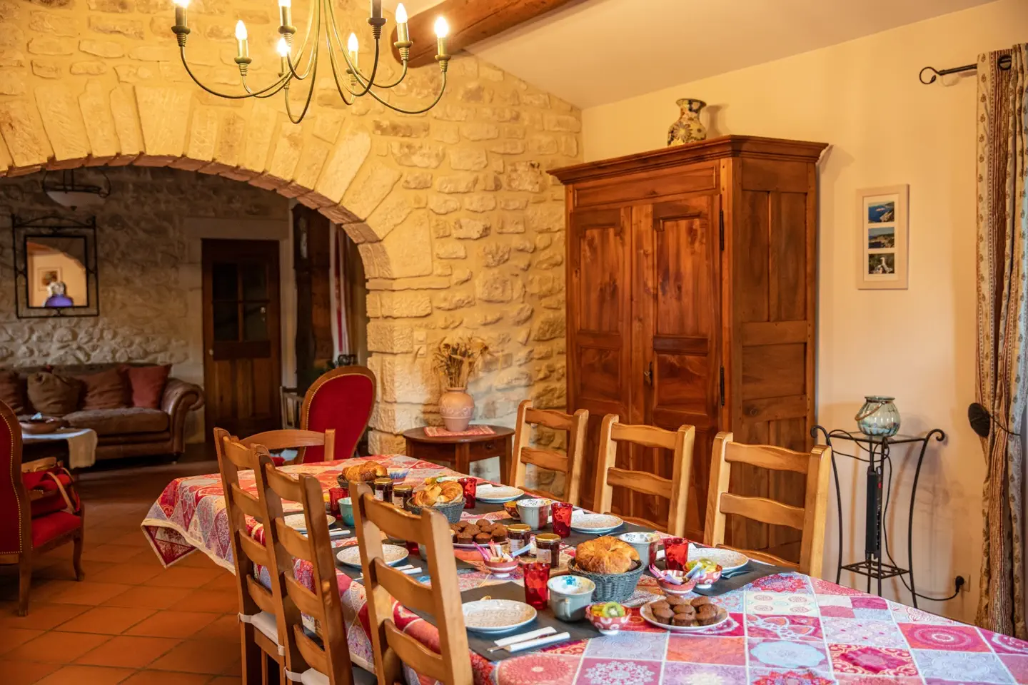 Petit-déjeuner à la chambre d'hôtes La Romagnolette, à Saint-Restitut