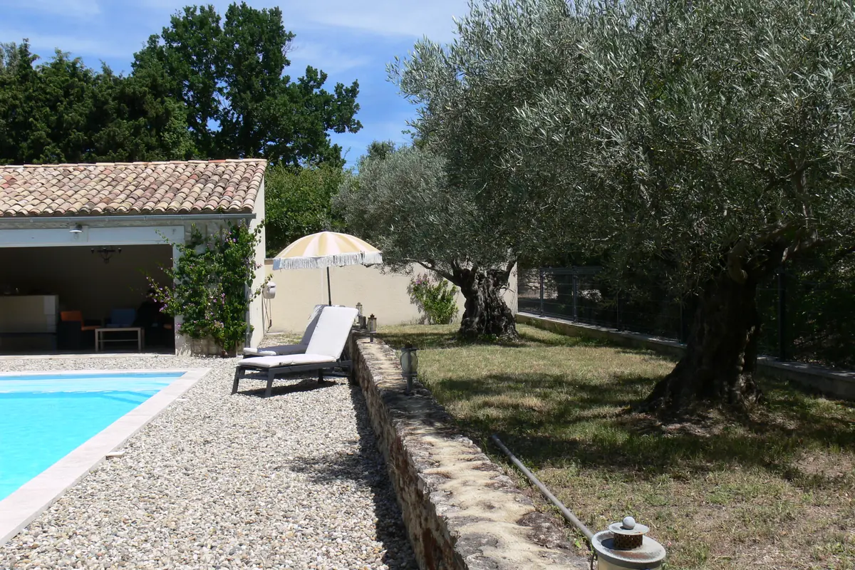 Pool house et piscine au milieu des oliviers centenaires à La Romagnolette
