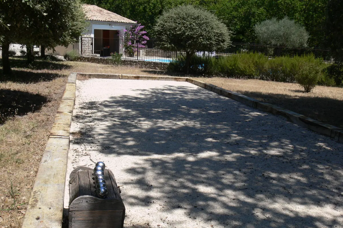 Terrain de pétanque ombragé par les chênes truffiers à La Romagnolette